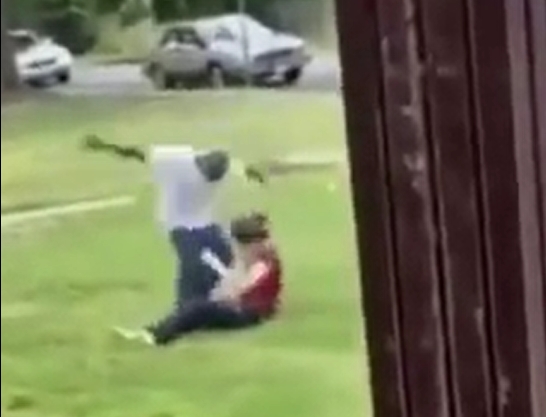 Femme blanche battue à coups de poing par son compagnon noir